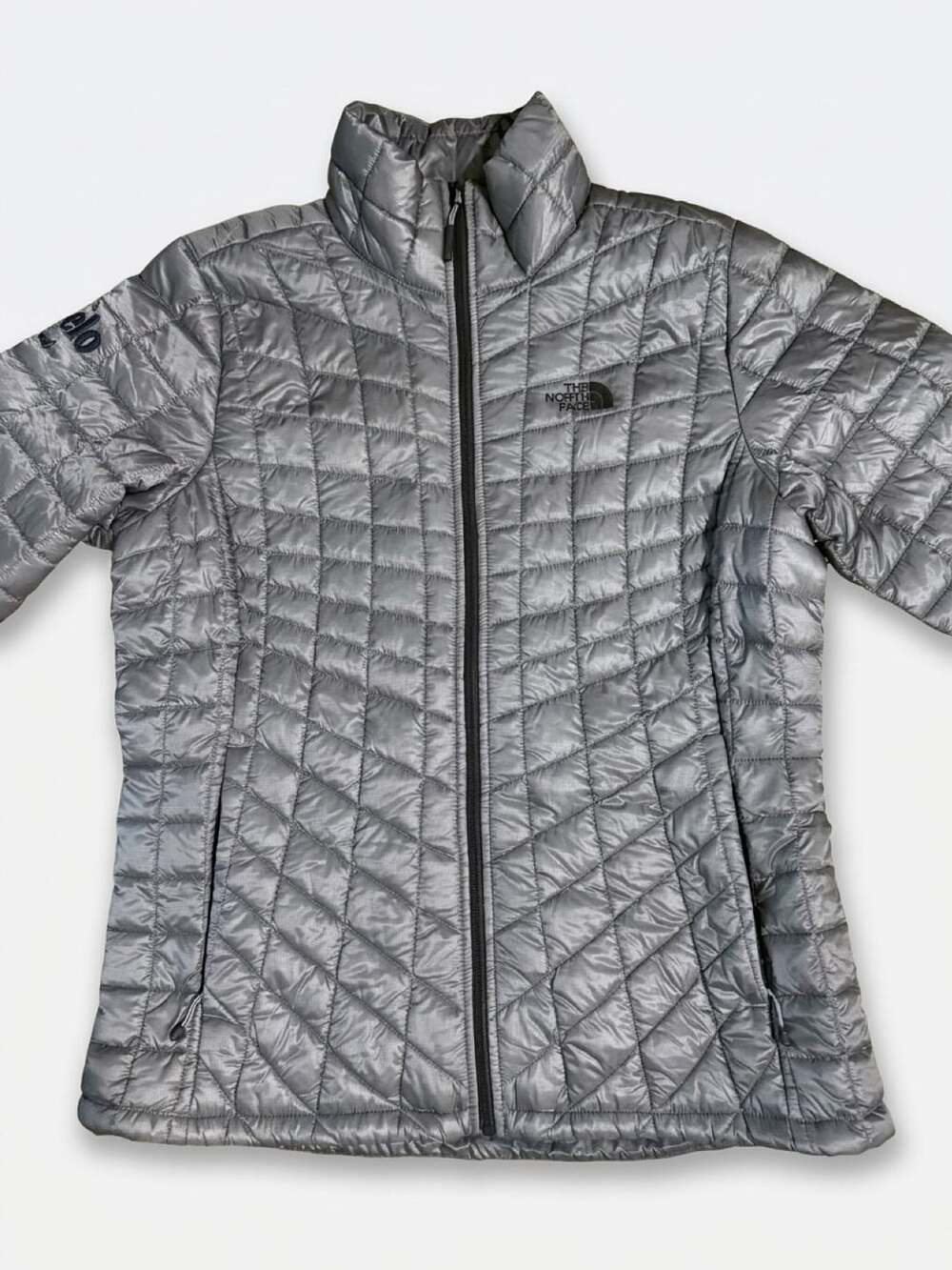 North Face Women Metallic Silver ThermoBall Jacket Modelo Sleeve Embroidery